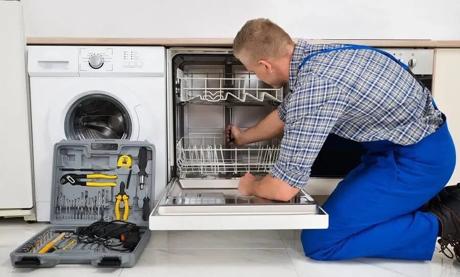 Başakşehir Gorenje servisi teknisyen ekibi beyaz eşya tamiri yaparken